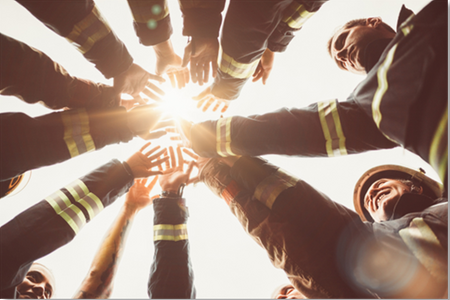 Mehrere Menschen reichen sich die Hände