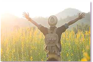 Ein Mensch steht in einem Weizenfeld